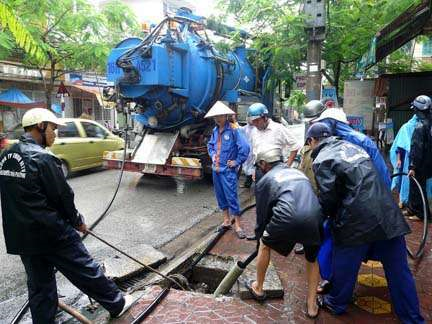 Thông tắc cống phường Định Công - Hoàng Mai